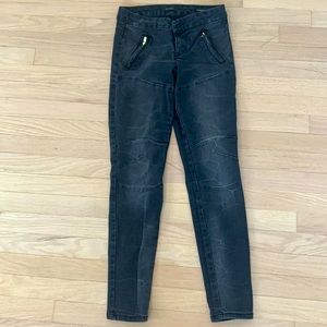 GUESS mid/low rise size 26 blk athletic skinny moto jean